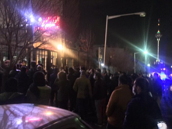 درگذشت میناوند و حضور هواداران مقابل بیمارستان درگذشت میناوند و حضور هواداران مقابل بیمارستان