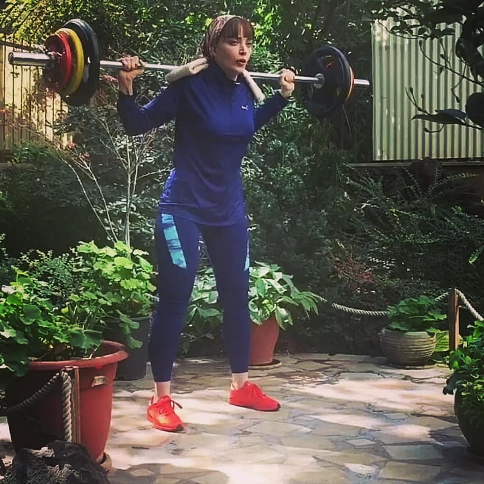 لباس چسبان بهنوش طباطبایی هنگام وزنه برداری + عکس