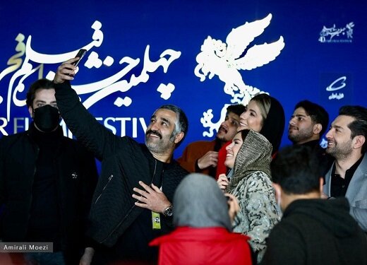 سلفی گرفتن پژمان جمشیدی در جشنواره فیلم فجر + عکس سلفی گرفتن پژمان جمشیدی در جشنواره فیلم فجر + عکس