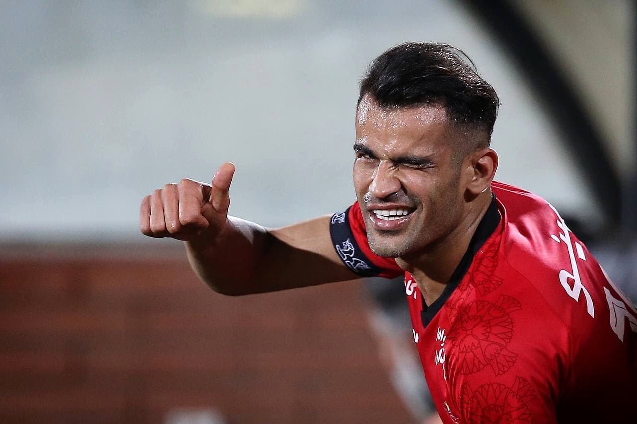 آب پاکی رضا درویش روی دست مهاجم پرسپولیس