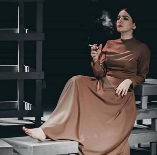 عکسی از اقدام زشت متین ستوده با پای برهنه !