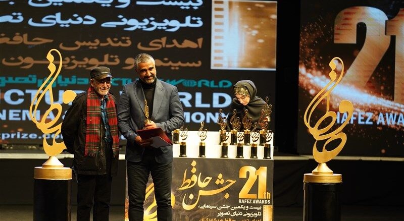 مرد پرسپولیسی جوایز را یکی پس از دیگری درو می کند مرد پرسپولیسی جوایز را یکی پس از دیگری درو می کند