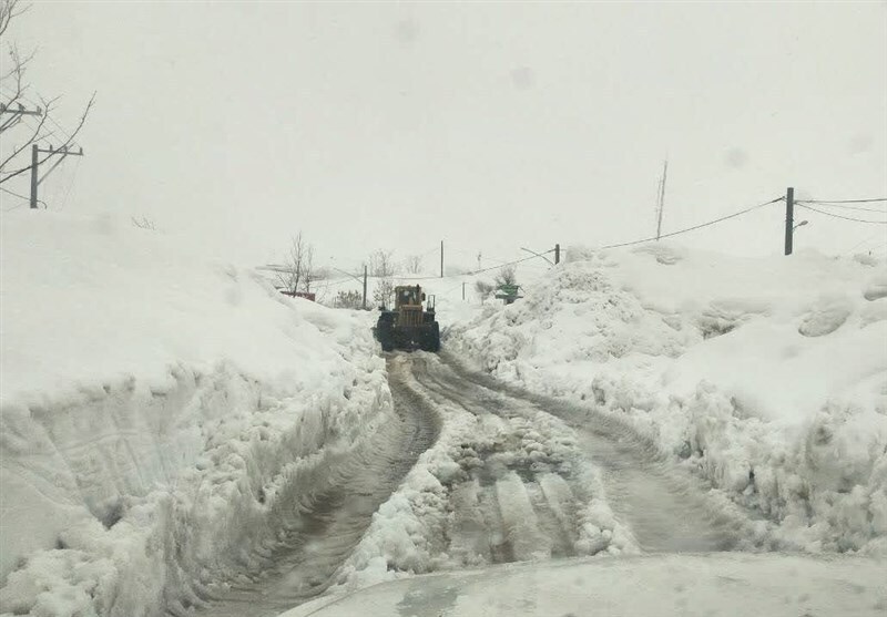 وضعیت اضطراری در کوهرنگ؛ ارتفاع برف مناطق روستایی به ۶ متر رسید / احتمال تخریب منازل روستایی و تخلیه اضطراری ۳۴ واحد مسکونی / محاصره مردم