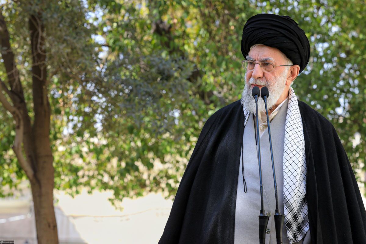 رهبر انقلاب: هم در زمینه‌ی ارزش پول ملی مشکل داریم، هم در زمینه‌ی تورم و گرانی / از همه راه‌های ممکن برای حل مشکلات اقتصادی استفاده شود