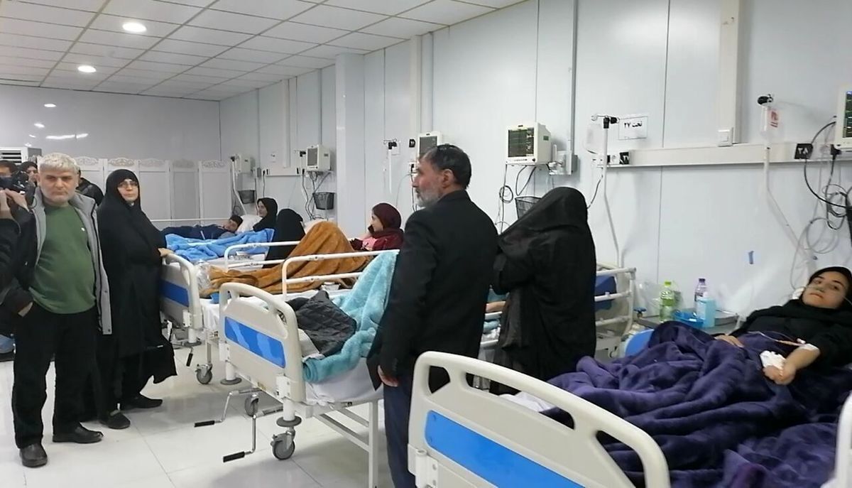 در یکی از تیمهای دستگیر شده در لارستان، سه نفرشان در اغتشاشات اخیر فعالیت داشتند / یکی از این افراد، مواد تحریک کننده را از طریق فرزند خود به داخل مدرسه منتقل میکرد / او پس از بروز بدحالی دانش آموزان بلافاصله از آنان فیلم تهیه و برای رسانههای معاند ارسال میکرد در یکی از تیمهای دستگیر شده در لارستان، سه نفرشان در اغتشاشات اخیر فعالیت داشتند / یکی از این افراد، مواد تحریک کننده را از طریق فرزند خود به داخل مدرسه منتقل میکرد / او پس از بروز بدحالی دانش آموزان بلافاصله از آنان فیلم تهیه و برای رسانههای معاند ارسال میکرد