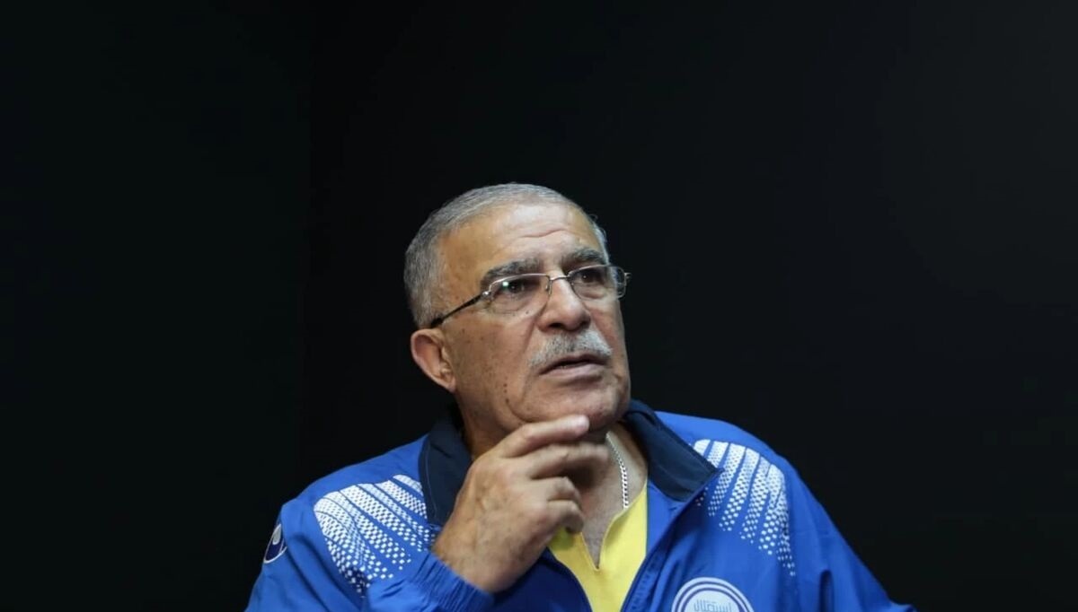 حسن روشن ، مهدی تاج را شست و روی طناب پهن کرد حسن روشن ، مهدی تاج را شست و روی طناب پهن کرد