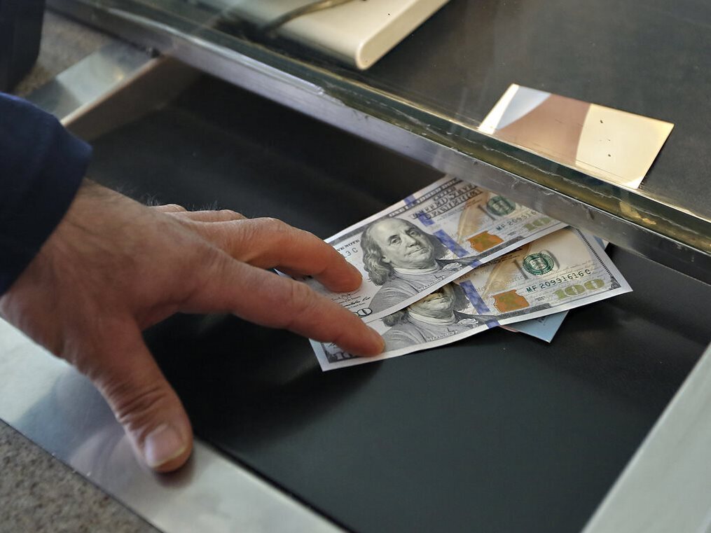 مرکز مبادله ارز و طلا آغاز به‌کار کرد / رییس بانک مرکزی: نرخ ارز مرکز مبادله جایگزین بازار آزاد می‌شود