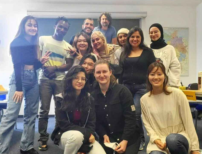 کلاس درس مختلط مهناز افشار در آلمان + عکس