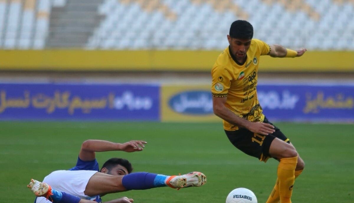 هافبک سپاهان با پرسپولیس امضا می‌کند