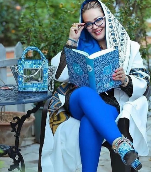 بهاره رهنما با تیپ آبی در حال خواندن مثنوی + عکس بهاره رهنما با تیپ آبی در حال خواندن مثنوی + عکس