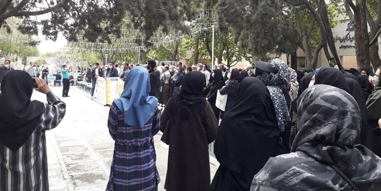 تجمع جمعی از بازنشستگان مقابل هتل انزلی/ اعتراض به انتخابات کانون عالی