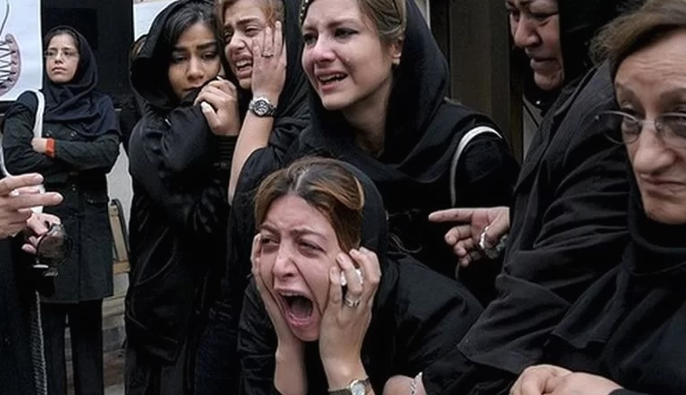 گریه و زاری فریبا نادری در مراسم ختم همسرش/عکس گریه و زاری فریبا نادری در مراسم ختم همسرش/عکس