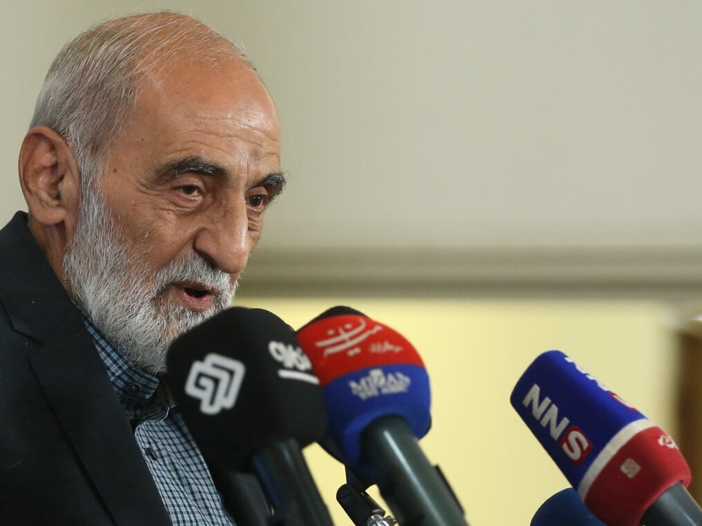 حسین شریعتمداری: بیانیه روسیه با اعراب درمورد جزایر سه گانه غیر از نفاق و دورویي در سیاست خارجی کشور چه نام دیگری می‌تواند داشته باشد؟ / برگزاری این نشست همزمان با خیانت برخی سران عرب به فلسطین، رنگ خیانت دارد