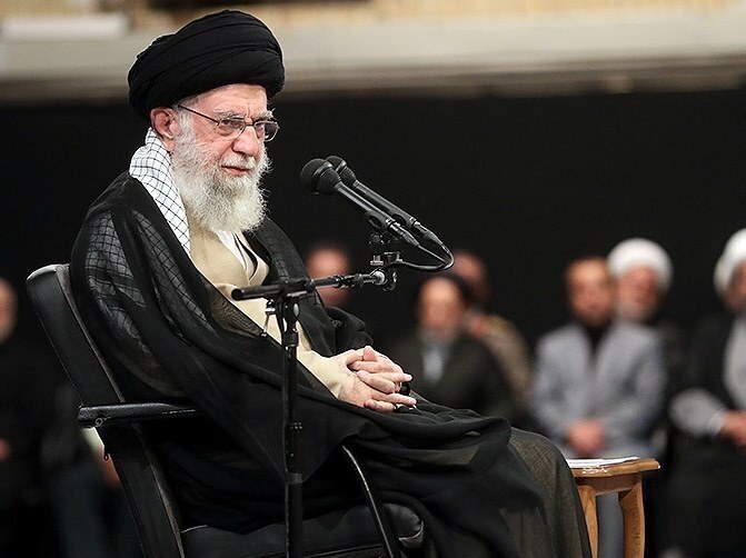 رهبر انقلاب: بعضی‌ها در مورد برگزاری انتخابات اشکال‌تراشی می‌کنند؛ توجه نمی‌کنند که اگر انتخابات نباشد، یا دیکتاتوری است یا هرج و مرج و ناامنی / ۲ کلمه جمهوری و اسلامی هر دو وابسته به انتخابات است / با انتخابات می‌شود در کشور تحول ایجاد کرد