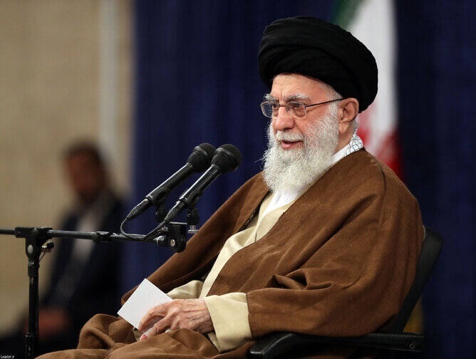 رهبر انقلاب: نتیجه انتخابات پرشور افزایش اقتدار ملی است / خواص می‌توانند برای برگزاری انتخابات پرشور نقش‌آفرین باشند / وظیفه خواص سنگین است؛ نتیجه غفلت خواص از وظیفه خود ضربه‌های سنگین تاریخی به ملت خواهد بود