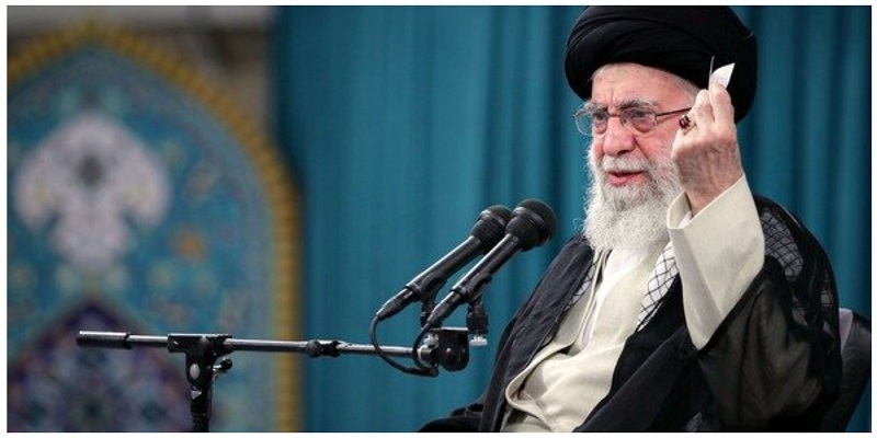 یکی از دستاورد‌های چالش هسته ای، این است که ما فهمیدیم که به وعده‌های انها، نمی‌شود اعتماد کرد / ما خیلی جا‌ها ضربه خوردیم برای خاطر همین اعتماد‌های بیجا / اینکه یک ملت، مسئولین یک کشور، بدانند، بفهمند، که کجا باید اعتماد کنند، کجا نباید اعتماد کنند، این خیلی مهم است