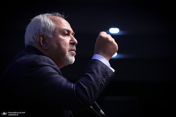 ظریف: ضد روس و ضد امریکا بودن برای ایران خطرناک است / تهران ادراک اشتباهی از وضعیت روابطش با روسیه دارد؛ فکر می‌کند روسیه می‌تواند متحدش باشد