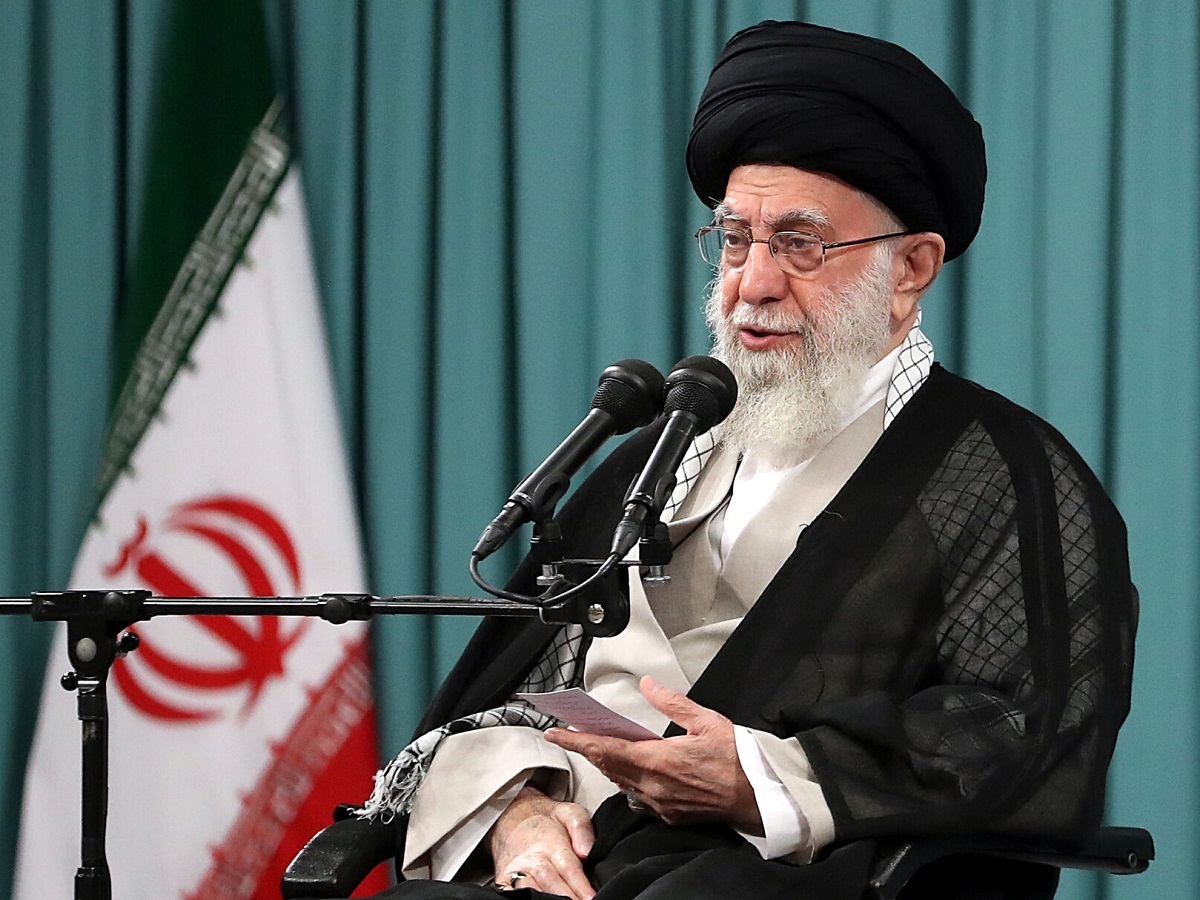 رهبر انقلاب: راه مقابله با جنگ شناختی، اقتصادی، سیاسی و امنیتی دشمنان، استمرار راه شهدا، مجاهدت، ایستادگی و مقاومت است