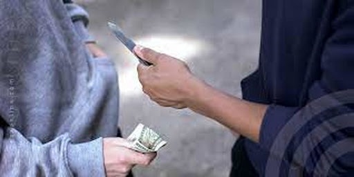 تصاویر شوکه‌کننده از لحظه اخاذی از یک شهروند