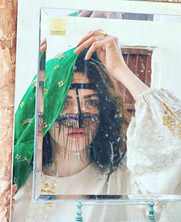 زیبایی بهنوش طباطبایی در آینه ای کثیفش/ عکس