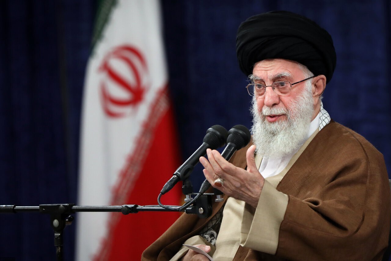 رهبر معظم انقلاب: رسانه‌ها بیش از موشک و پهپاد و هواپیما در عقب راندن دشمن تاثیر می‌گذارند