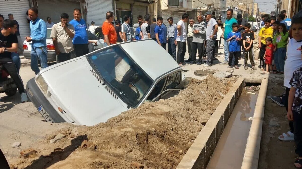 فرونشست وحشتناک؛ پراید در زمین فرو رفت