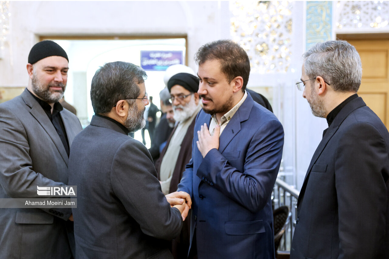 تصویری از داماد حداد‌عادل در مراسم چهلم امیرعبداللهیان