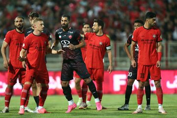 فرار پرسپولیس 10 نفره از شکست در تبریز فرار پرسپولیس 10 نفره از شکست در تبریز