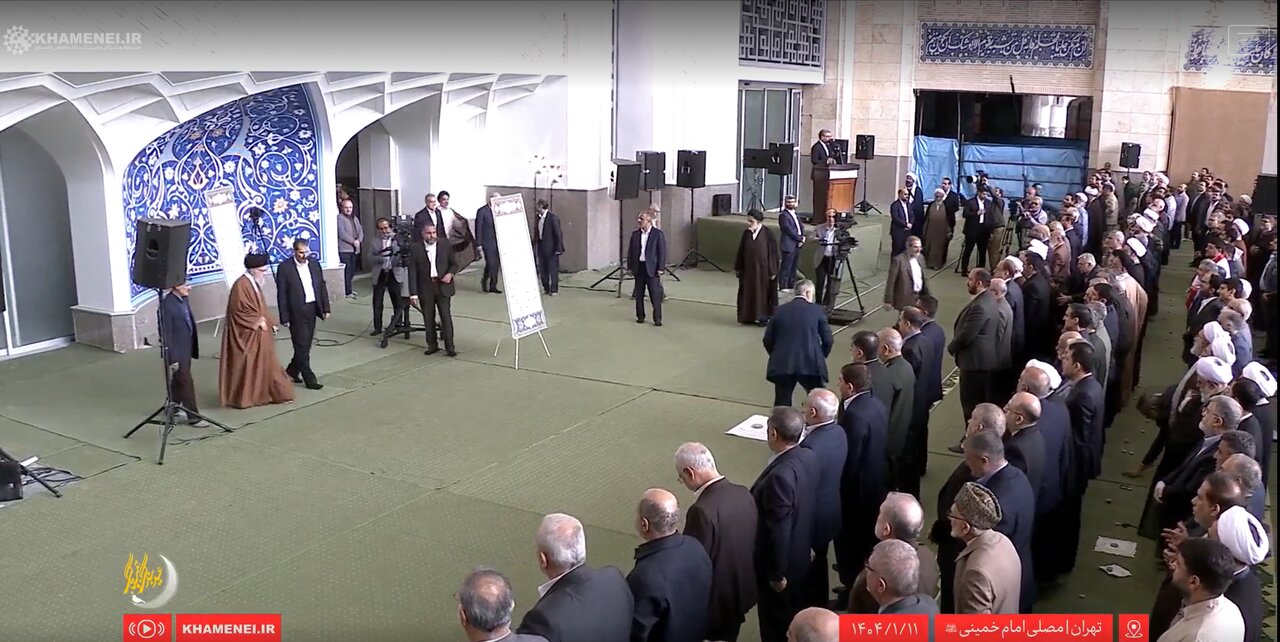 عکسی از پزشکیان، سیدحسن خمینی، عراقچی، سردار سلامی و قالیباف در صف اول نماز عید فطر به امامت رهبر انقلاب