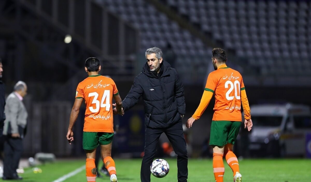 یک استقلالی استخوان در گلوی پرسپولیس یک استقلالی استخوان در گلوی پرسپولیس