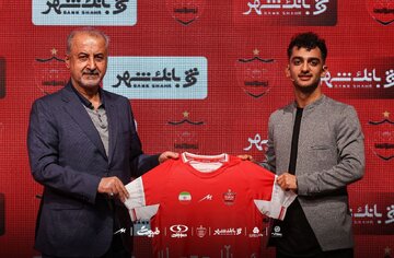 عکس| لحظه امضای قرارداد بازیکن جدید پرسپولیس عکس| لحظه امضای قرارداد بازیکن جدید پرسپولیس