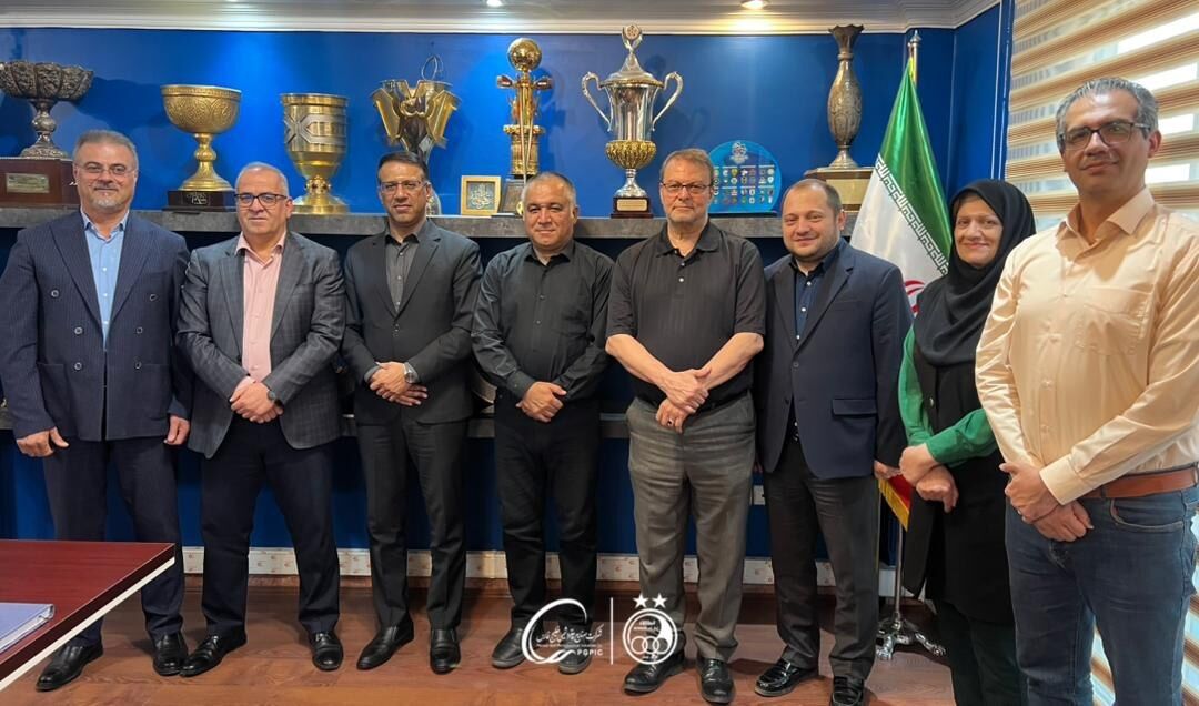 مدیری که در باشگاه علیه حسین حسینی است را نمی‌شناسم/ حسینی نبود پارسال استقلال سقوط می‌کرد