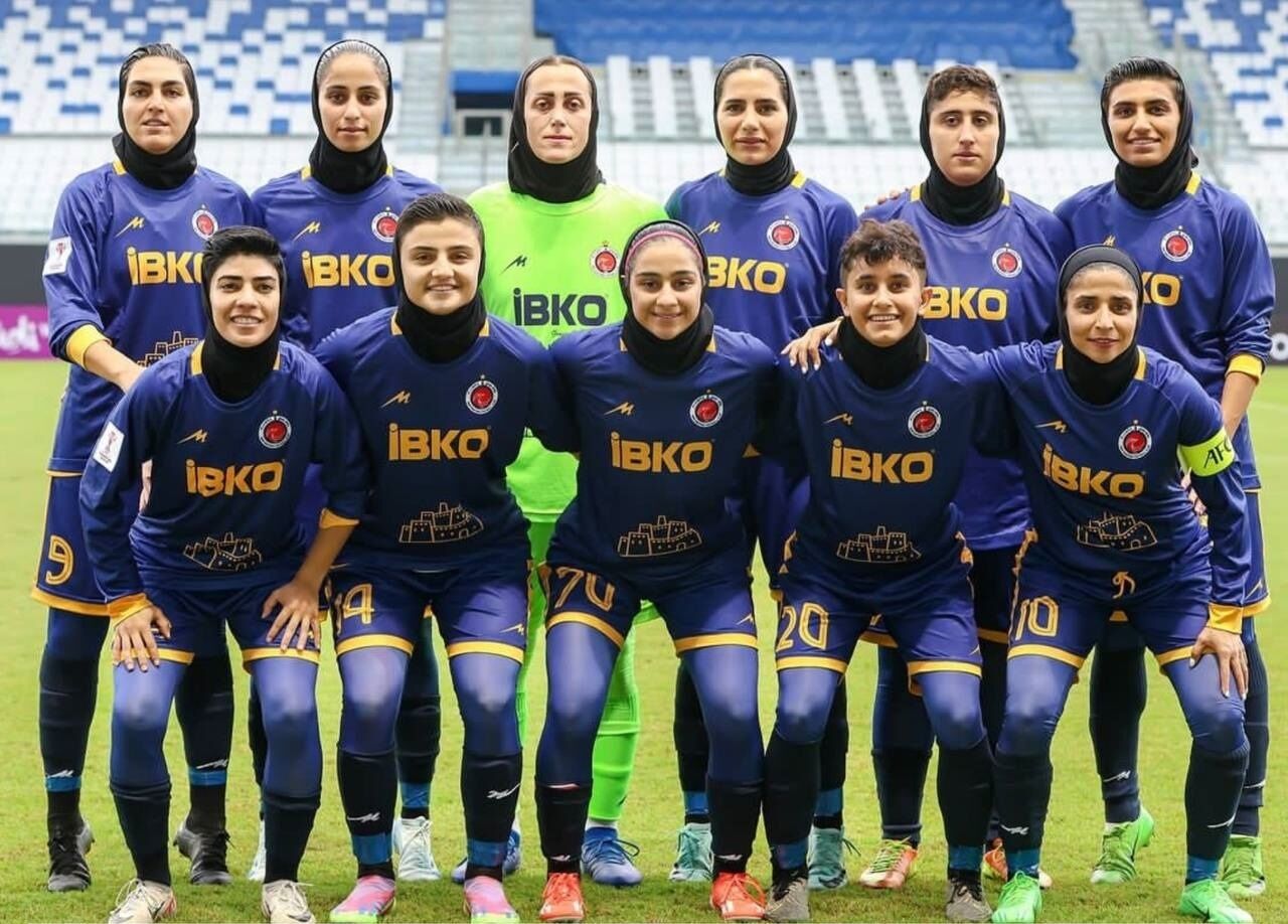 کری‌خوانی ستاره‌های استقلالی تیم خاتون بم برای پرسپولیسی‌ها / عکس