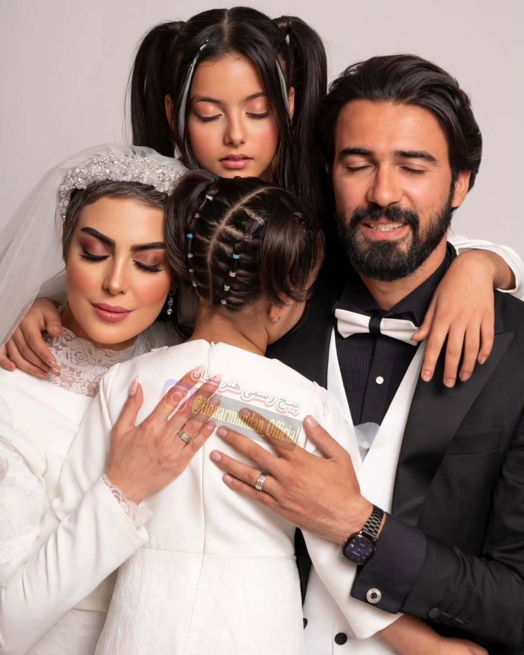 بازیگر سریال گاندو با لباس عروس در کنار دو فرزند خوانده‌اش