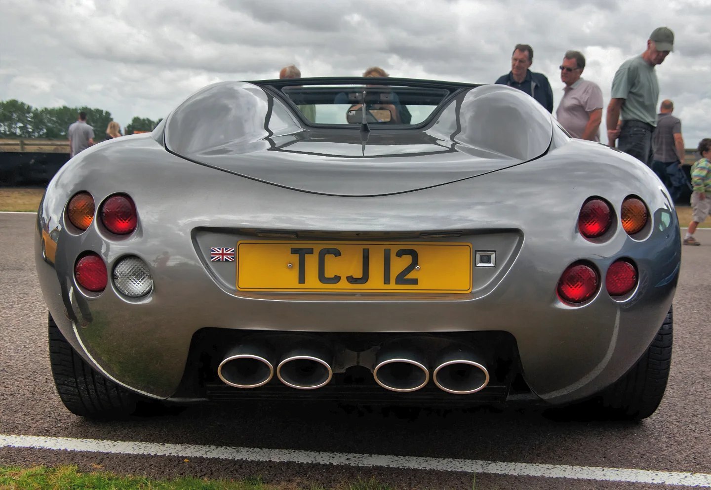 تصویری از خودروی اسپرت کمیاب رونآرت لایتنینگ (Ronart Lightning) مدل ۲۰۰۳ با طراحی کلاسیک و مدرن، که تنها ۶ دستگاه از آن توسط شرکت بریتانیایی رونآرت و با طراحی گوردون موری ساخته شده است.