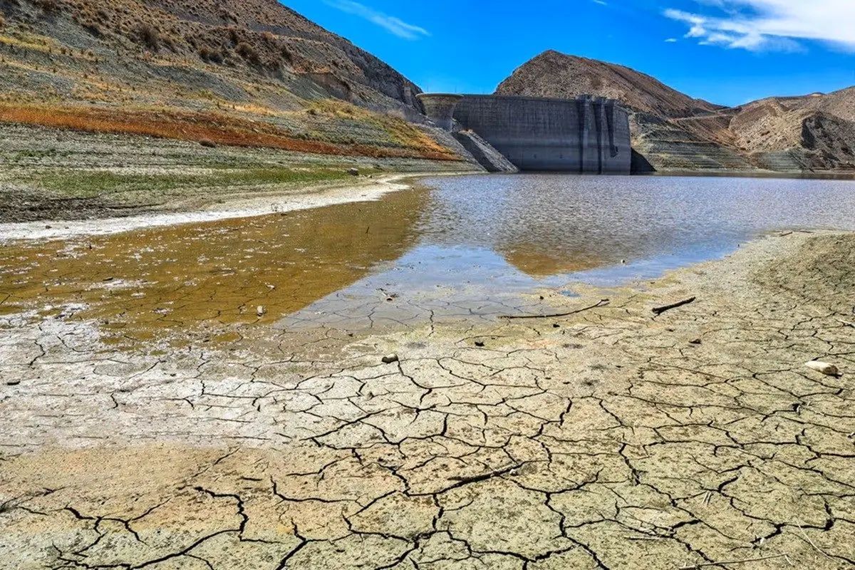 سخنگوی صنعت آب: حجم فعلی ذخایر سد‌های تهران برای عبور ایمن از ماه‌های پیش‌رو، کافی نیست/ در بیشتر نواحی کشور با کم‌بارشی شدید و در پایتخت تقریباً با بی‌بارشی مواجه شده‌ایم/ ناچار هستیم ۱۰ درصد بیش از گذشته مدیریت مصرف را اعمال کنیم/ در صورت عدم تحقق اهداف تعیین شده در زمینه، شاهد محدودیت‌های بیشتر در توزیع آب خواهیم بود