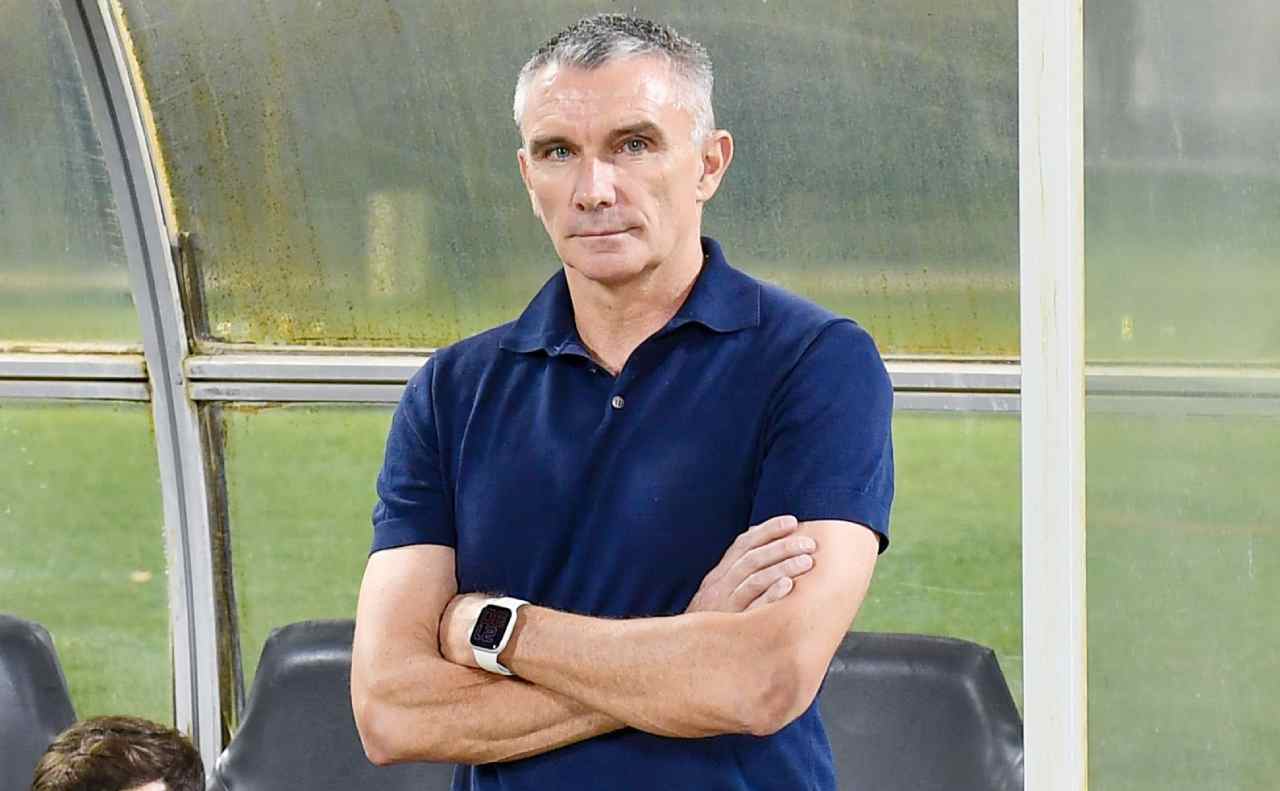 سرمربی سابق سپاهان نزدیک نیمکت تیم ملی کامرون سرمربی سابق سپاهان نزدیک نیمکت تیم ملی کامرون