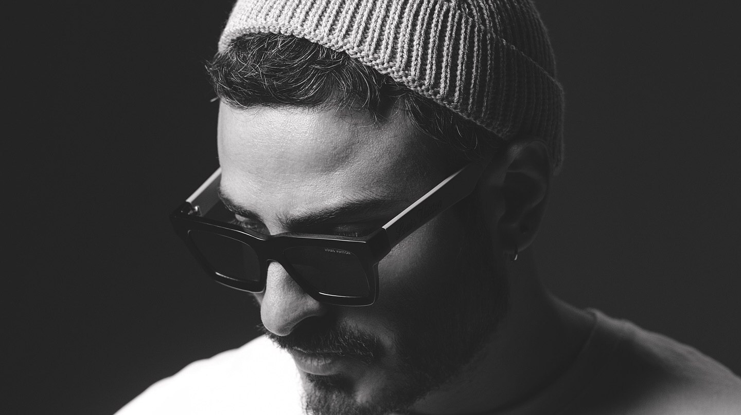 امین شعرباف با عینک گرانقیمت