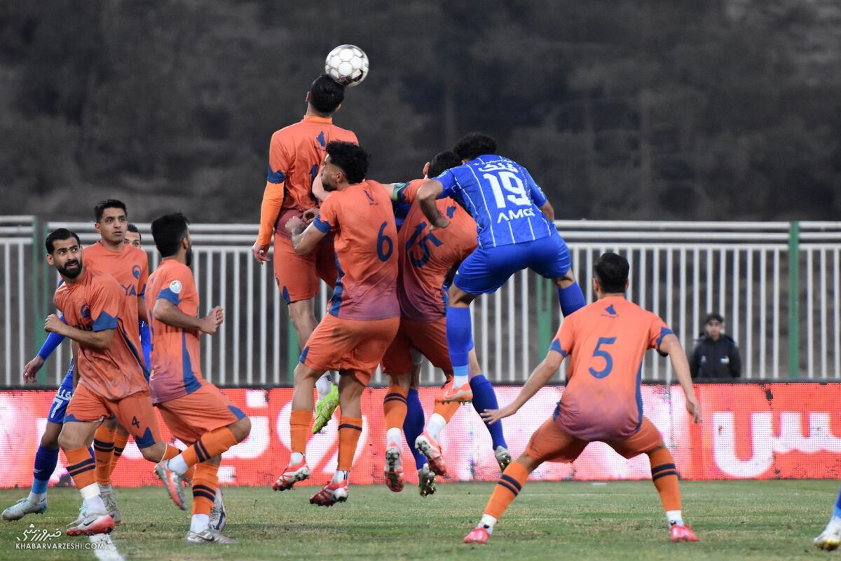 بازی استقلال در زمین کشاورزی!