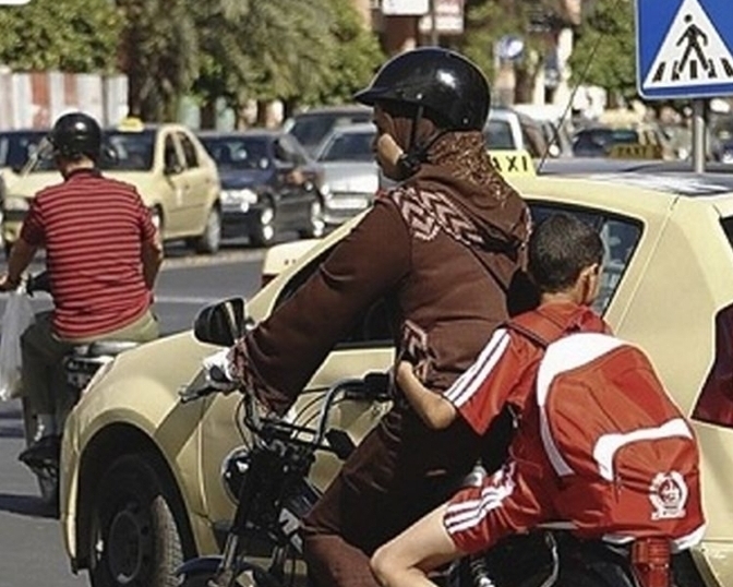 زنان موتورسوار به مدرسه رسیدند / ترکنشینی دانشآموزان روی خط ریسک زنان موتورسوار به مدرسه رسیدند / ترکنشینی دانشآموزان روی خط ریسک