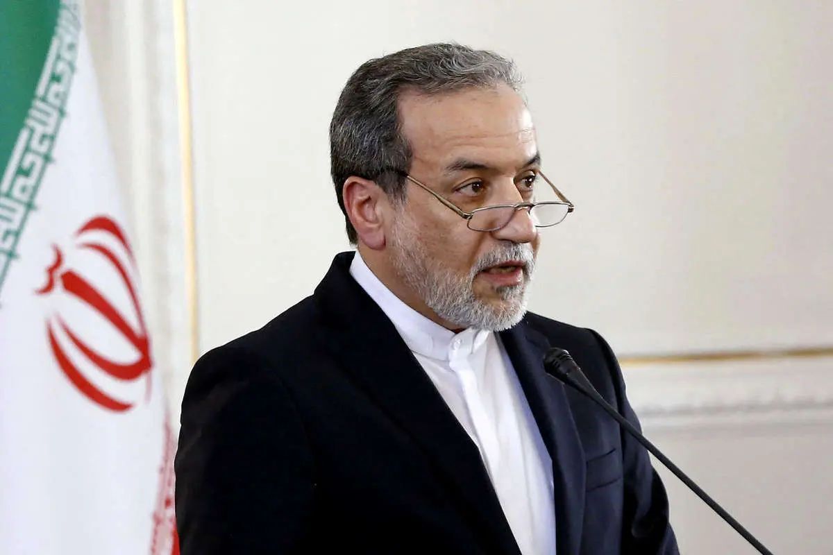 عراقچی: دیپلماسی در زیر آتش جنگ هم برقرار است/ ایرانیان حتی در سختترین گفتوگوها، زبان خویش را از تندی میپیرایند و در هر پاسخ، راهی برای ادامه ارتباط باقی میگذارند؛ آنها همواره باور داشتهاند که گفتوگو بخشی از قدرت است، نه جایگزین آن/ پنجره دیپلماسی برای ما، حتی در طوفانیترین روزها، گشوده و باقی است عراقچی: دیپلماسی در زیر آتش جنگ هم برقرار است/ ایرانیان حتی در سختترین گفتوگوها، زبان خویش را از تندی میپیرایند و در هر پاسخ، راهی برای ادامه ارتباط باقی میگذارند؛ آنها همواره باور داشتهاند که گفتوگو بخشی از قدرت است، نه جایگزین آن/ پنجره دیپلماسی برای ما، حتی در طوفانیترین روزها، گشوده و باقی است