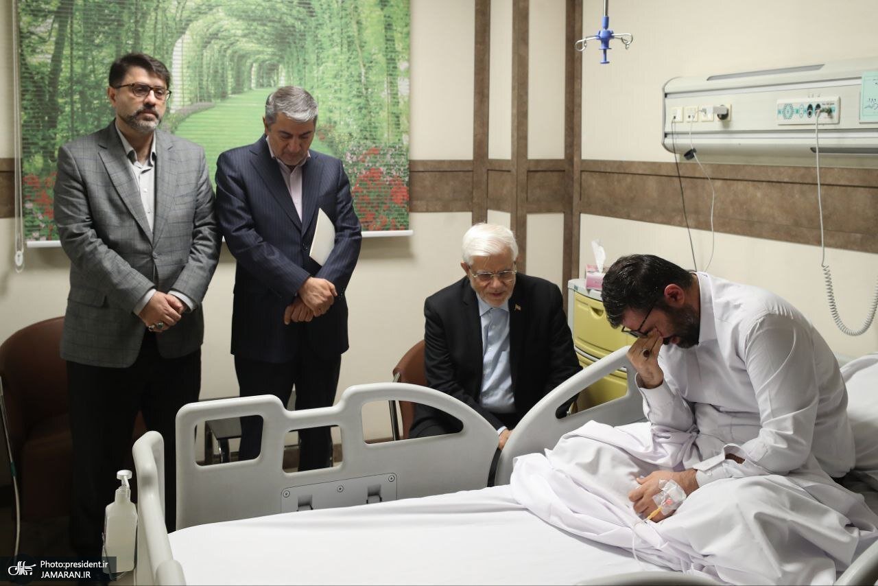 گریه معاون پزشکیان در آغوش محمدرضا عارف/ عیادت عارف و نماینده رهبری از سقاب اصفهانی+تصاویر