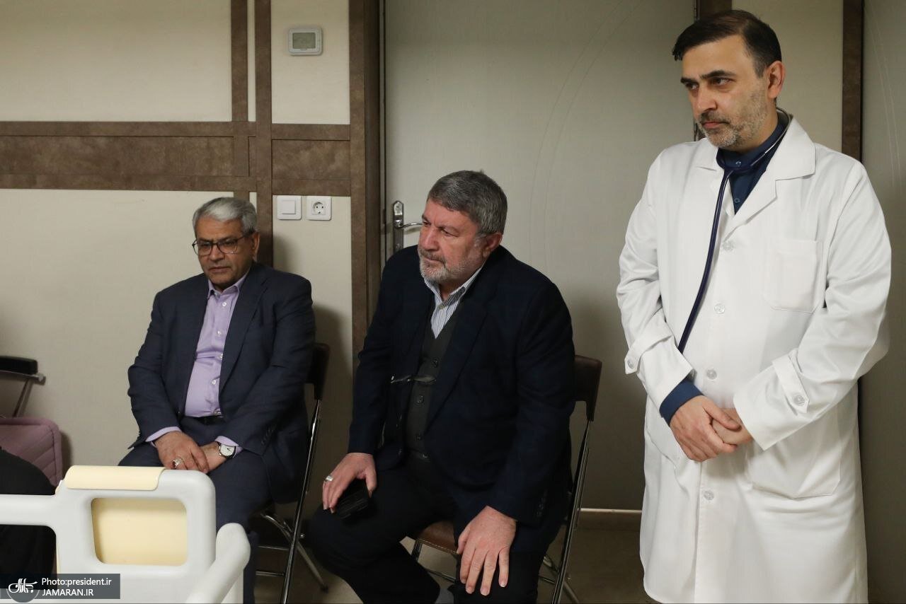 گریه معاون پزشکیان در آغوش محمدرضا عارف/ عیادت عارف و نماینده رهبری از سقاب اصفهانی+تصاویر