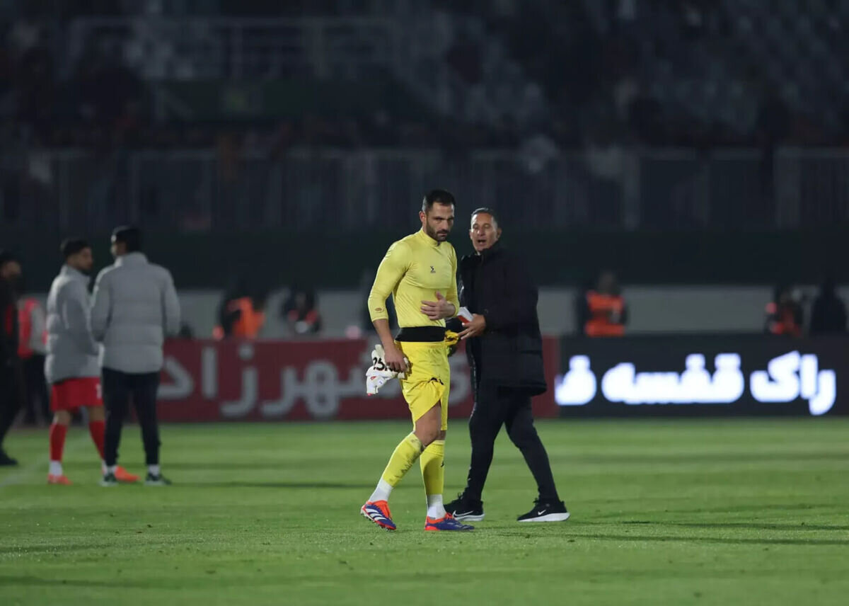 عکس | چرا مربی پرسپولیس پیراهن دروازهبان استقلال را گرفت؟
