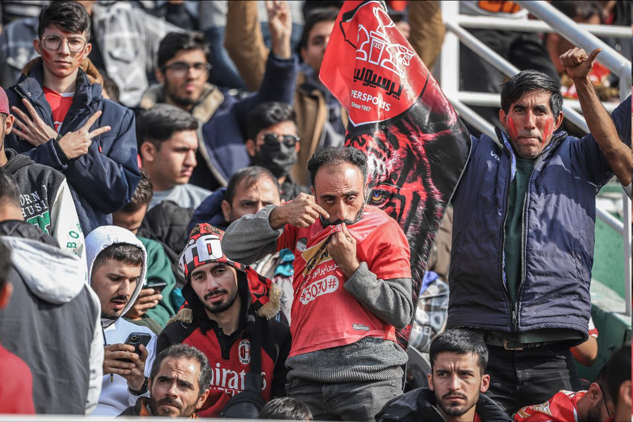 عکس| لوگو بوس پرسپولیس روی سکوها در دربی!