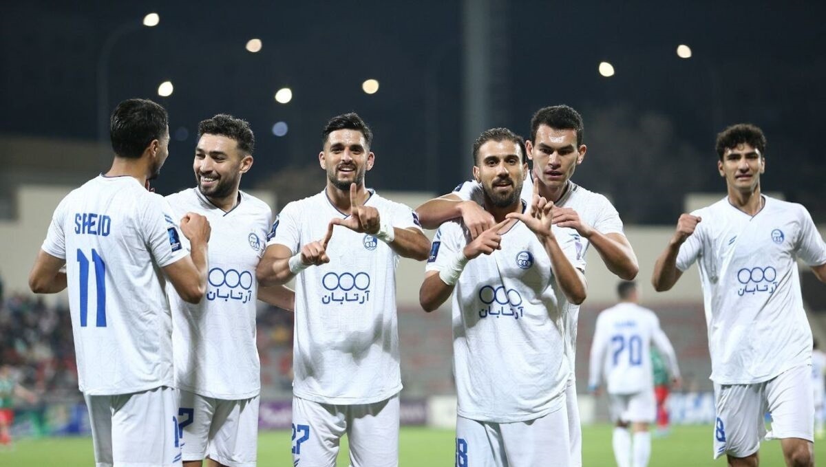 داوران رسماً سر استقلال را بریدند و خندیدند داوران رسماً سر استقلال را بریدند و خندیدند