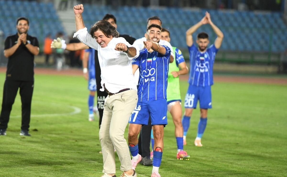 انتقاد هواداران استقلال به ساپینتو/ چرا همیشه ۴۵ دقیقه از رقبا عقبیم! انتقاد هواداران استقلال به ساپینتو/ چرا همیشه ۴۵ دقیقه از رقبا عقبیم!