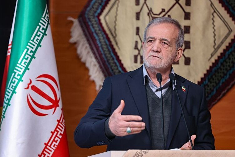 پزشکیان: بعضی‌ها پشت تریبون حرف‌های بی‌ربط می‌زنند و عده‌ای هم کف می‌زنند، اما کشور با کف زدن و شعار درست نمی‌شود