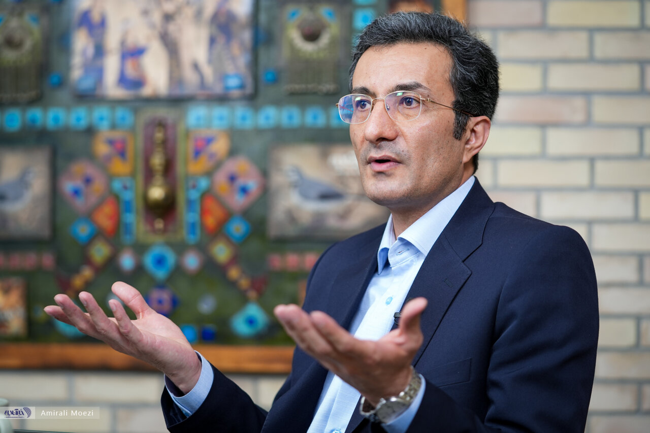 میانگین سنی سیاستگذاران آموزش و پرورش بالای ۶۳ سال است؛ هنوز به آستین کوتاه و مقنعه رنگی معلم گیر میدهند/ ۵۰ هزار طلبه بدون آموزش وارد مدرسه شدند