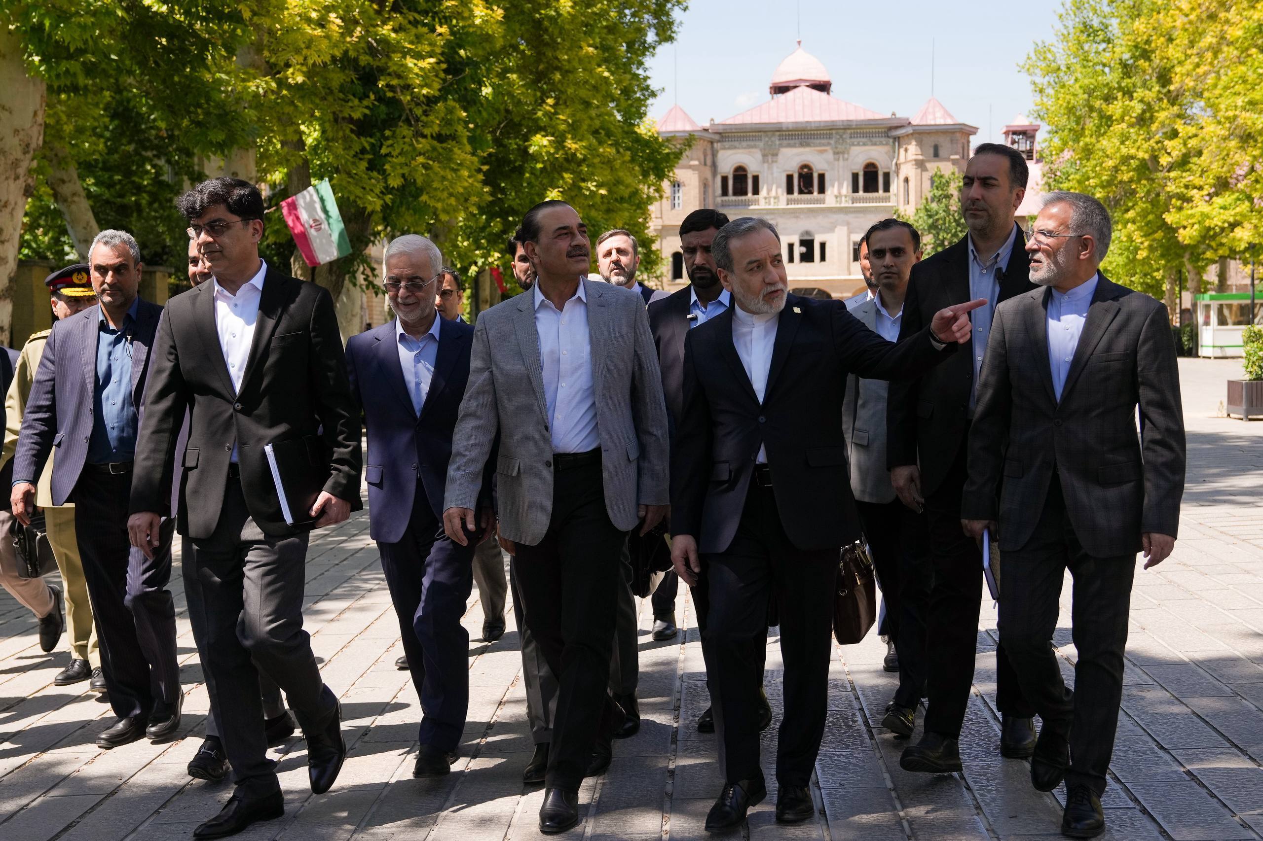 تسنیم به نقل از منبع نزدیک به تیم مذاکراتی: متن تفاهم نامه با آمریکا نهایی نشده/ ایران تا این لحظه به پاکستان نهایی شدن متن را اعلام نکرده تسنیم به نقل از منبع نزدیک به تیم مذاکراتی: متن تفاهم نامه با آمریکا نهایی نشده/ ایران تا این لحظه به پاکستان نهایی شدن متن را اعلام نکرده